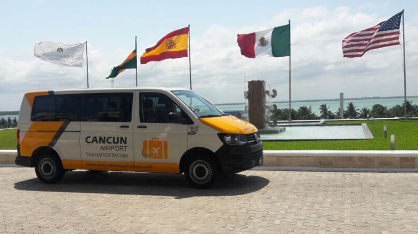 Transporte desde el Aeropuerto de Cancún: Opciones Económicas vs. Premium