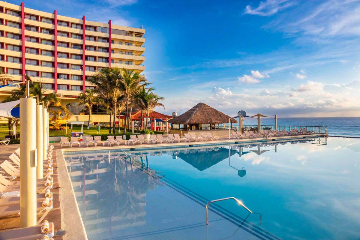 crown paradise hotel cancun