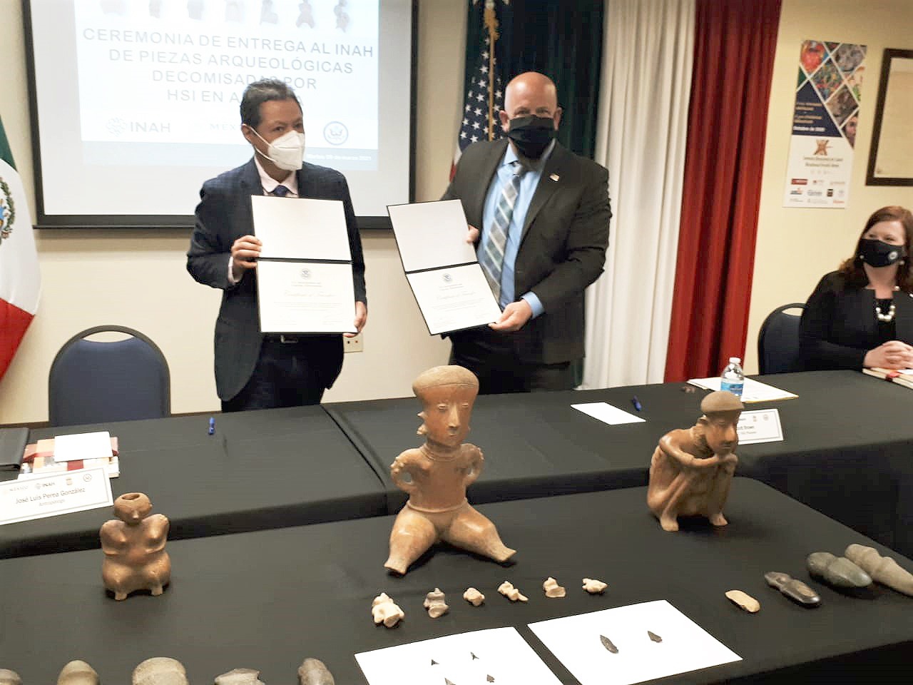 US consulate give back archaeological pieces ot Mexico