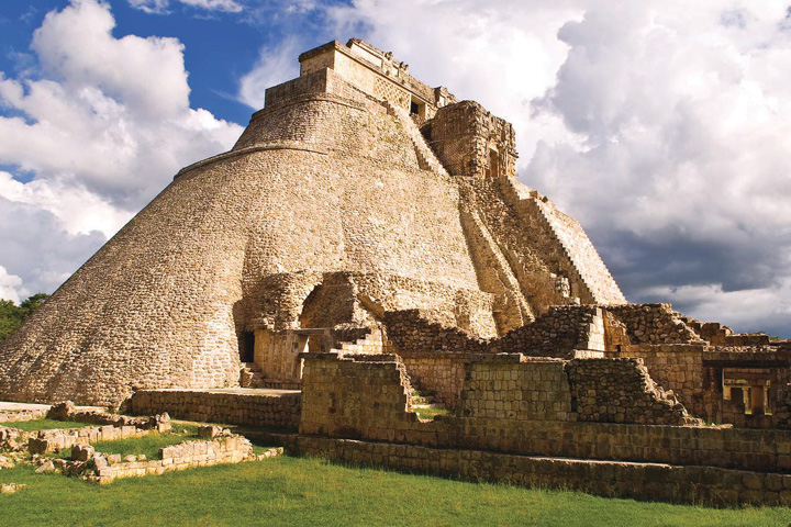 Side picture of Uxmal Pyramid
