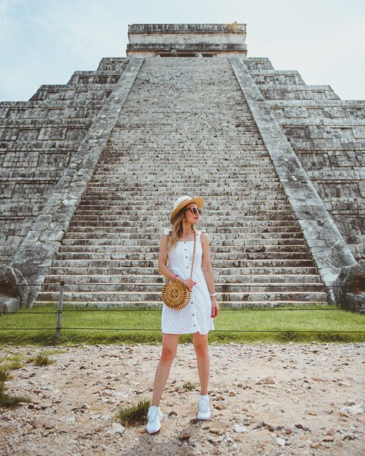 Chichen Itza photo ideas. Tips about how posing to create impressive pics