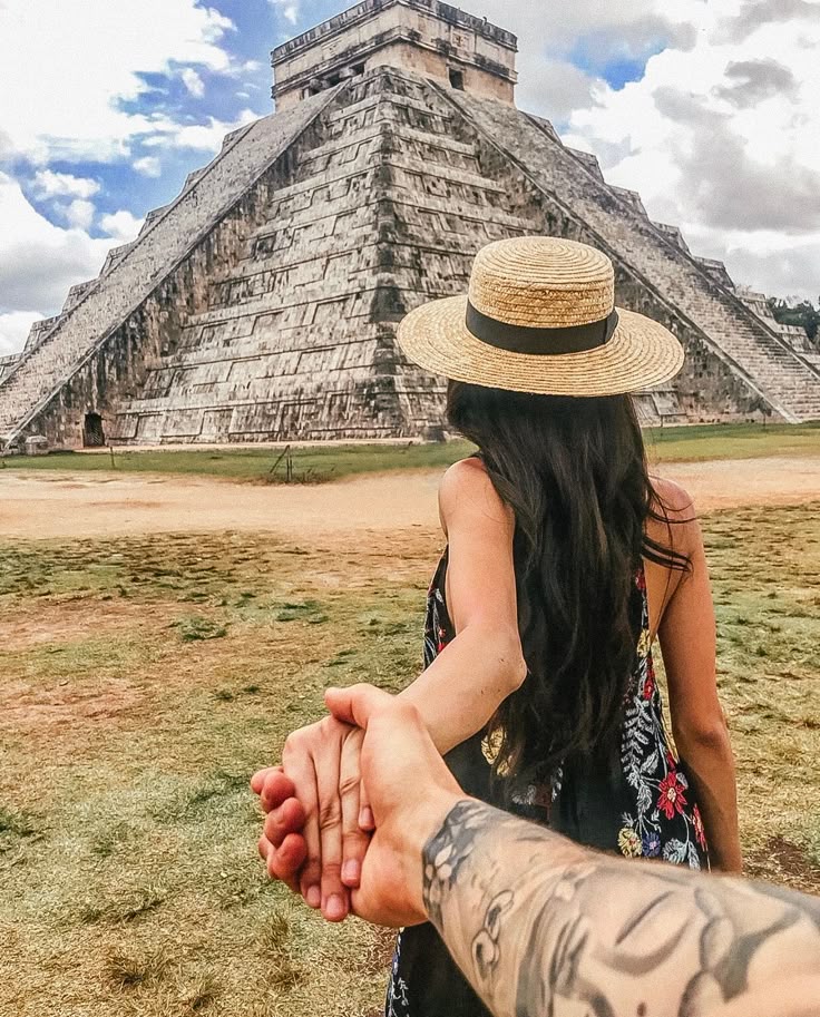 Chichen Itza photo ideas. Tips about how posing to create impressive pics for couples