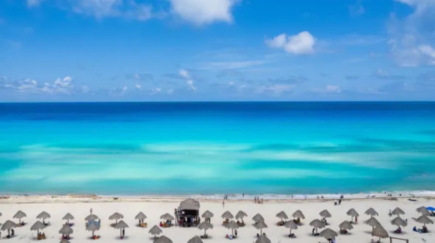 Visita Playa Delfines, la playa más famosa de Cancún